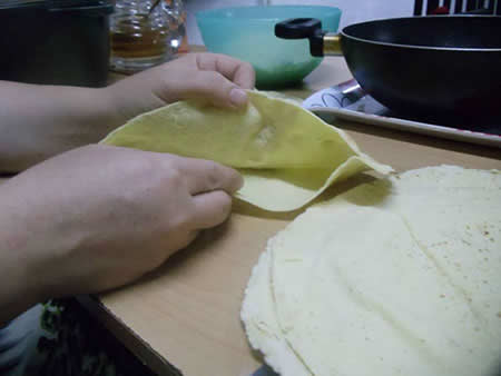 مرحله اول پیچیدن سمبوسه: باز کردن نان