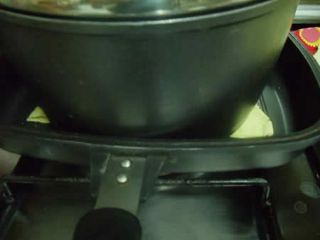 مرحله چهارم پیچیدن سمبوسه: قرار دادن داخل تابه به همراه فشار