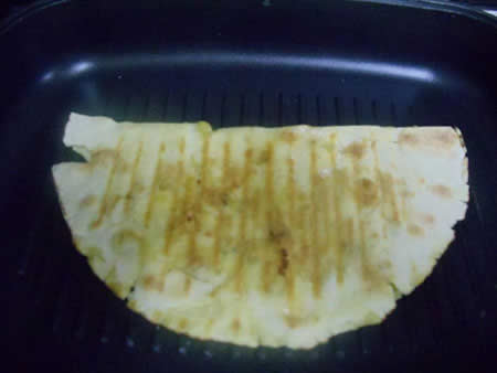 مرحله پنجم پیچیدن سمبوسه: برداشتن فشار و خارج کردن سمبوسه