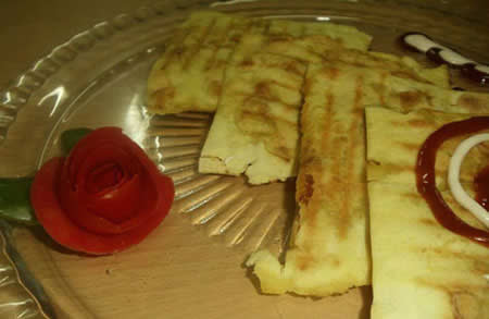 مرحله آخر پیچیدن سمبوسه: میل کردن سمبوسه