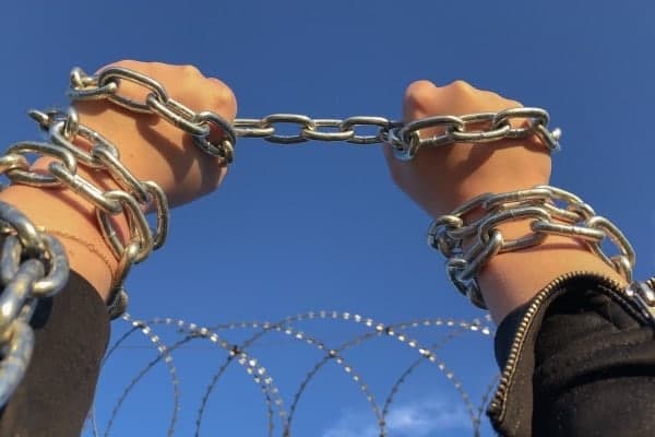 ⛓️ تعبیر خواب زنجیر از نظر معبران معروف و موضوعات مختلف