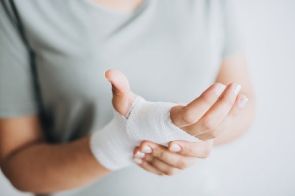 ✋ تعبیر خواب شکستن دست از نظر معبران معروف و موضوعات مختلف