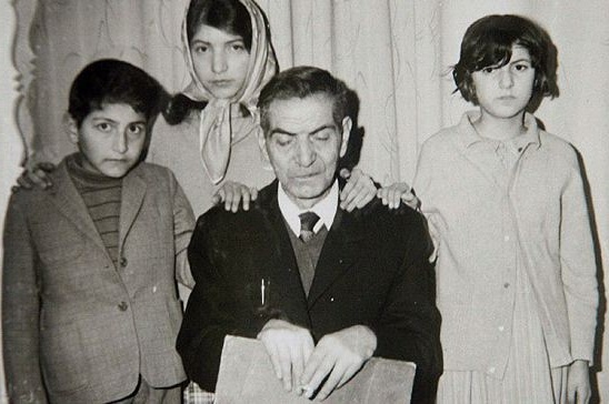استاد شهریار به همراه فرزندان