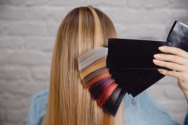 💇‍♀️ تعبیر خواب رنگ کردن مو از نظر معبران معروف و موضوعات مختلف