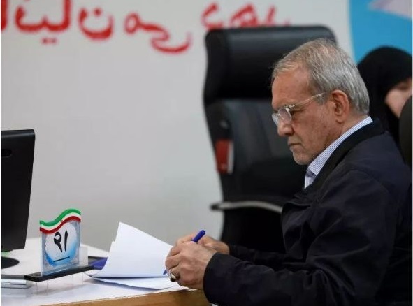 مسعود پزشکیان در ثبت نام ریاست جمهوری