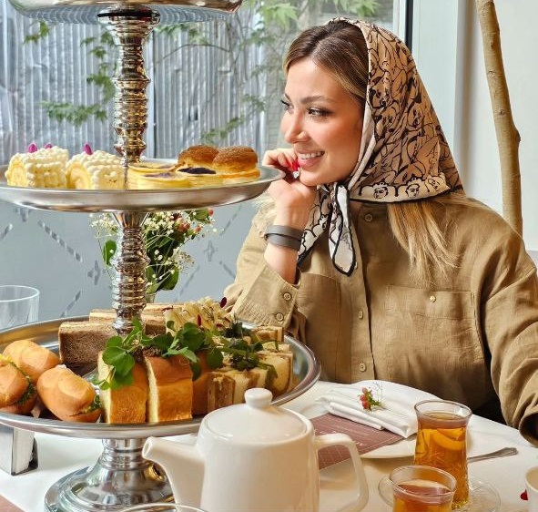 مینا مختاری در حال خندیدن
