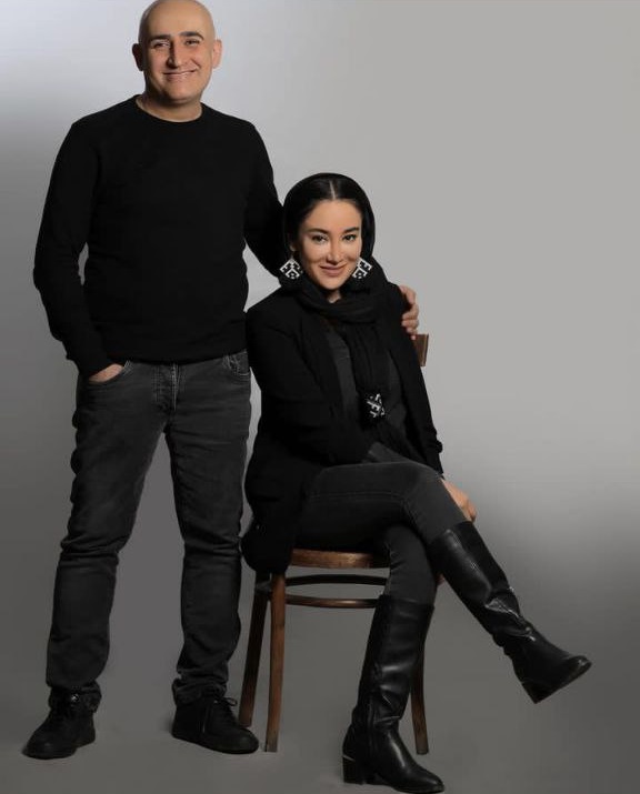 بهاره افشاری در کنار برادرش