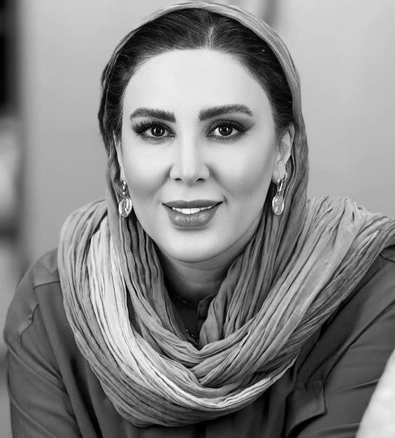 لیلا بلوکات در حال خندیدن