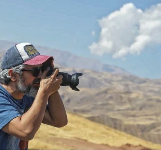 مهدی پاکدل در حال عکاسی
