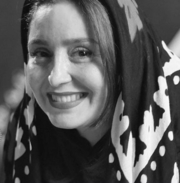 ژاله صامتی در حال خندیدن