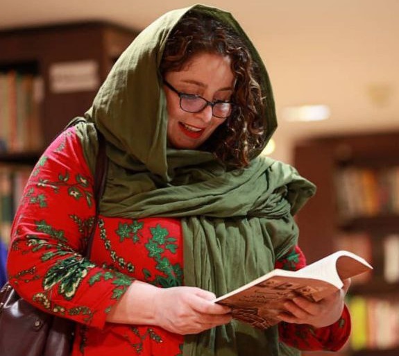 ژاله صامتی در حال کتاب خواندن