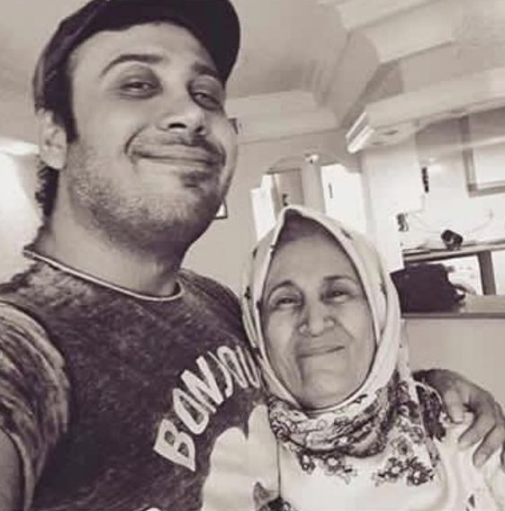 عکس قدیمی محسن چاوشی در کنار مادرش