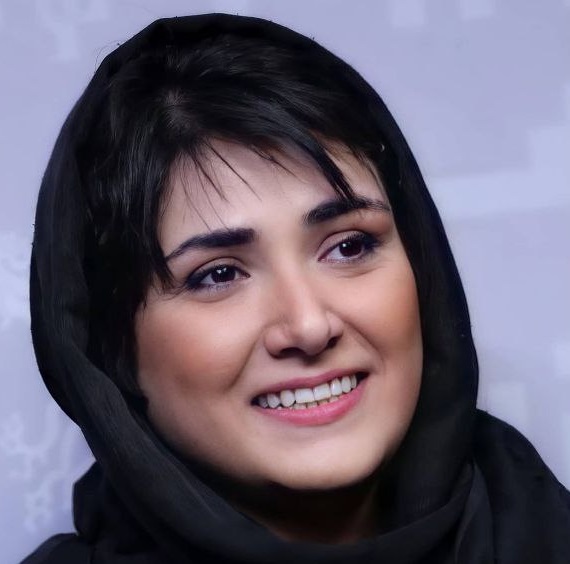 باران کوثری در حال خندیدن