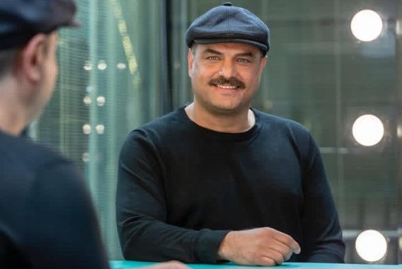 سام درخشانی در حال خندیدن