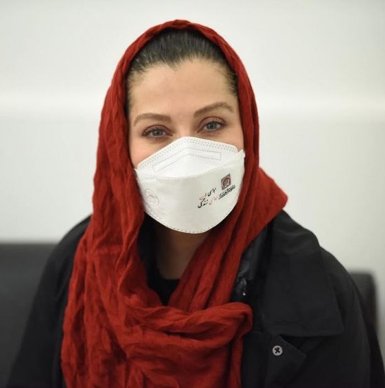 مهتاب کرامتی در حال اهدای خون