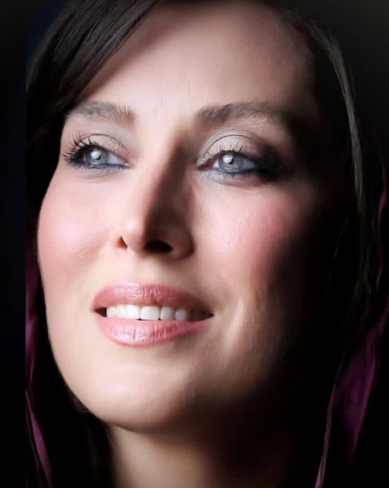 مهتاب کرامتی در حال خندیدن