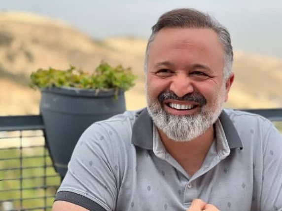 علی صالحی در حال خندیدن
