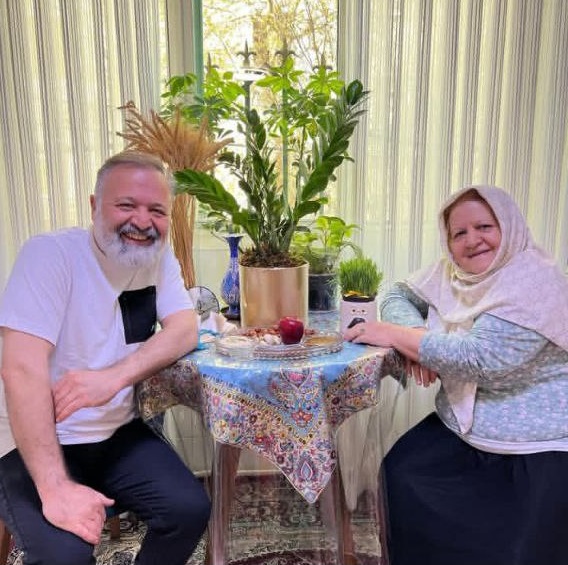 علی صالحی در کنار مادرش