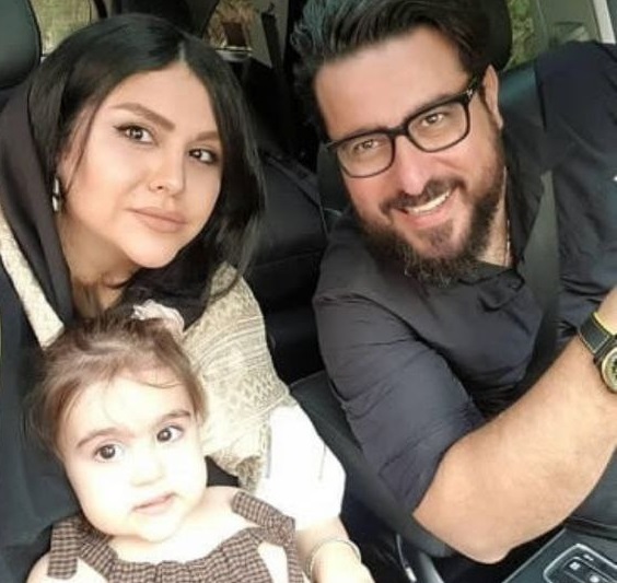 محسن کیایی در کنار همسر و فرزندش