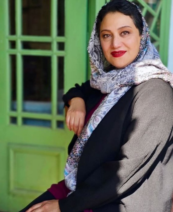 شبنم مقدمی در حال خندیدن