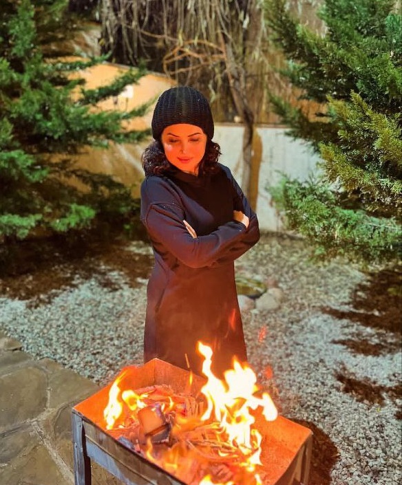 کمند امیرسلیمانی در کنار اتیش