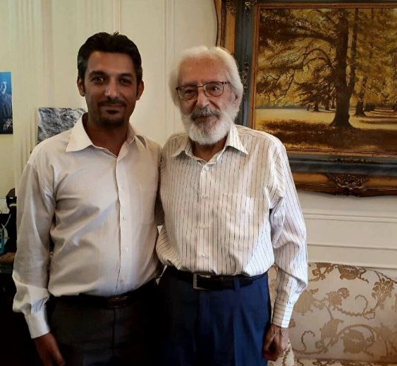 جمشید مشایخی در کنار طرفردارانش