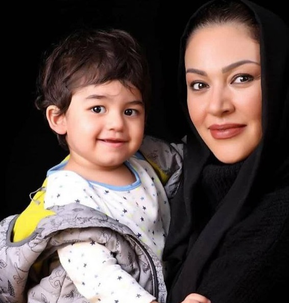 زیبا بروفه در کنار پسرش