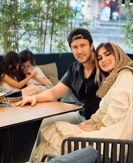 شاهرخ استخری در کنار خانواده اش