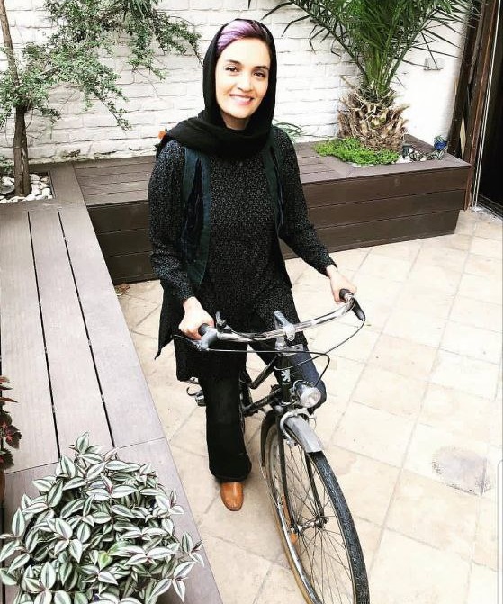 میترا حجار در حال دوچرخه سواری