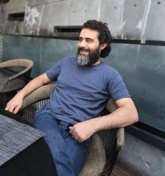 وحید رهبانی در حال خندیدن
