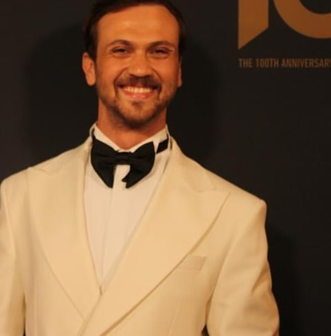 آراس بولوت اینملی در حال خندیدن