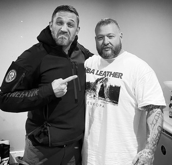 تام هاردی در کنار دوستش