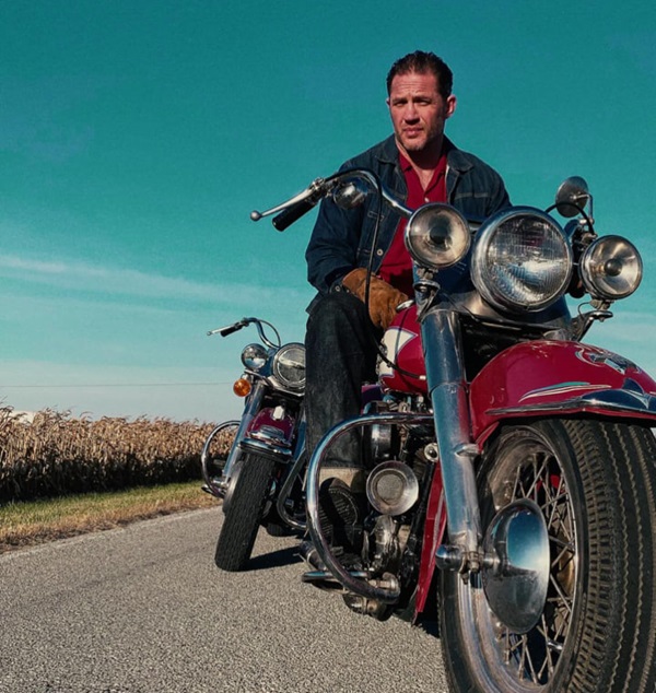 تام هاردی سوار موتورش