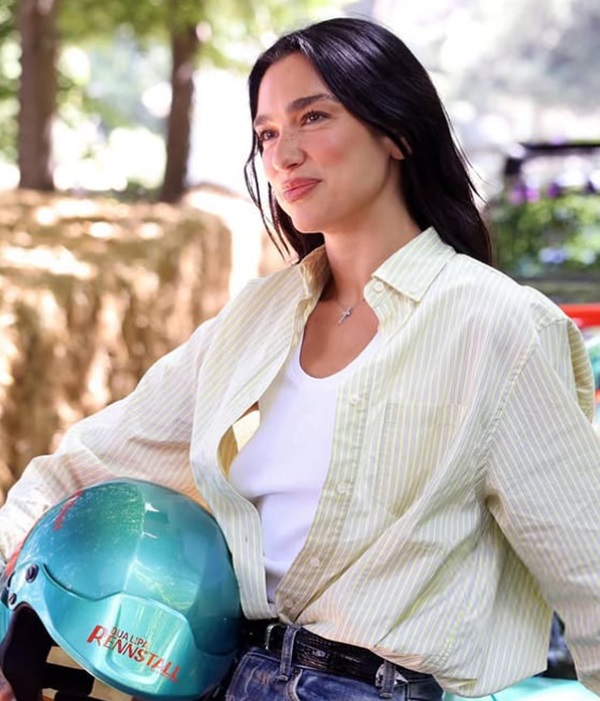 دوآ لیپا در حال خندیدن