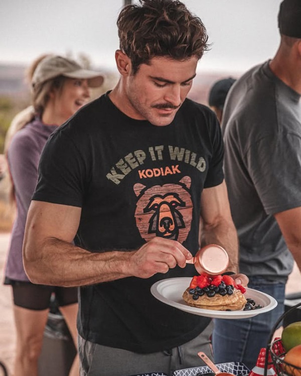 زک افران در حال خوردن صبحانه