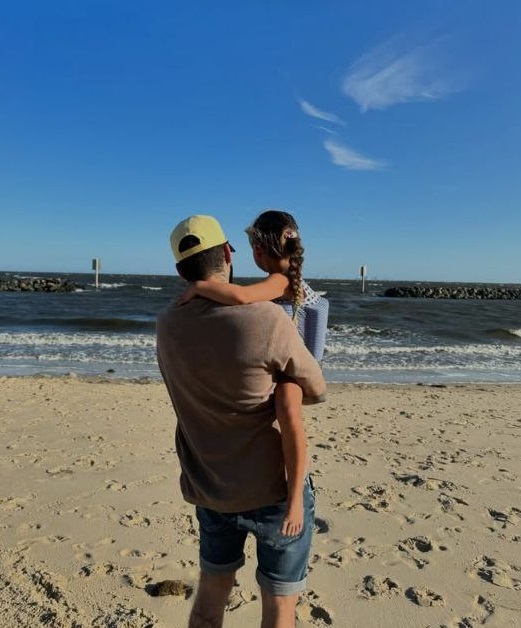 زین ملک در کنار دخترش