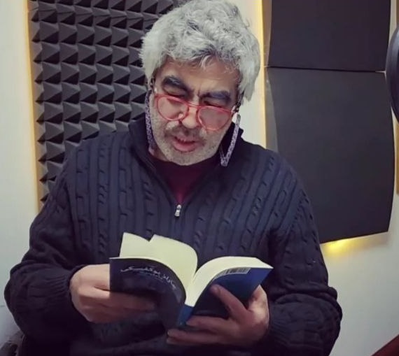 سروش صحت در حال کتاب خواندن