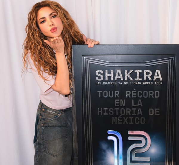 شکیرا در حال تبلیغات