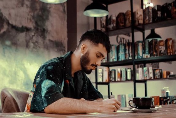 عکس مهراد جم در یک کافه
