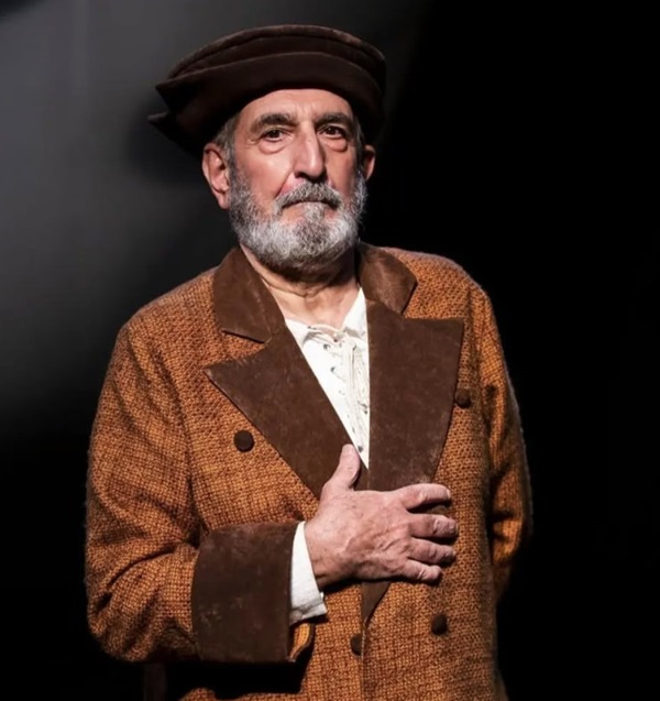 فرهاد آئیش در نمایش تئاتر