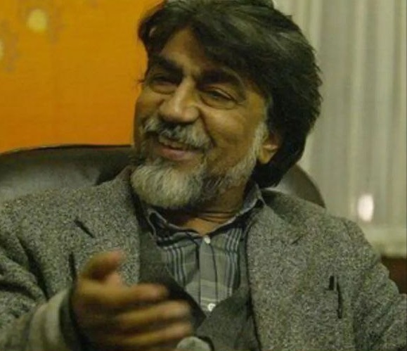 قیصر امین پور در حال خندیدن