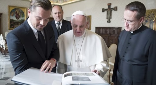 لئوناردو دی‌کاپریو در کلیسا