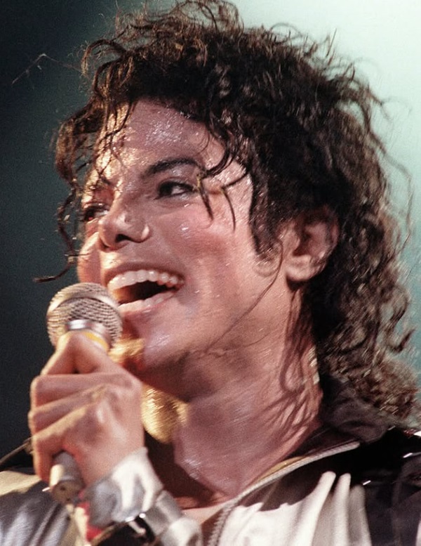 مایکل جکسون در حال اجرای اهنگ