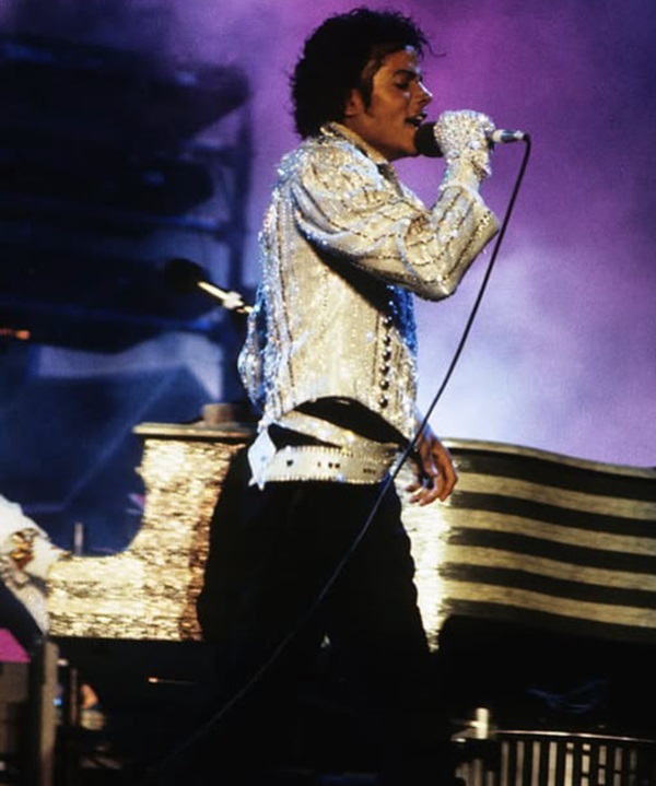 مایکل جکسون در حال اجرای کنسرت