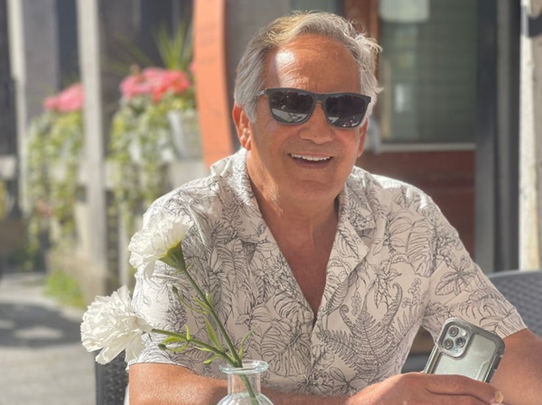 مجید مظفری در حال خندیدن