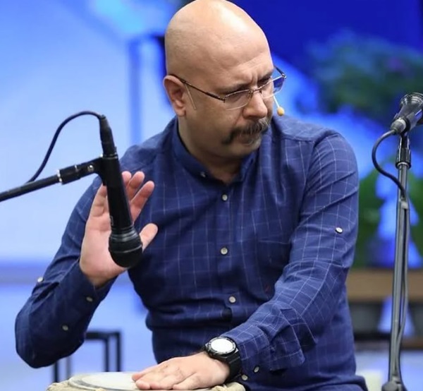 محمد بحرانی در حال مصاحبه