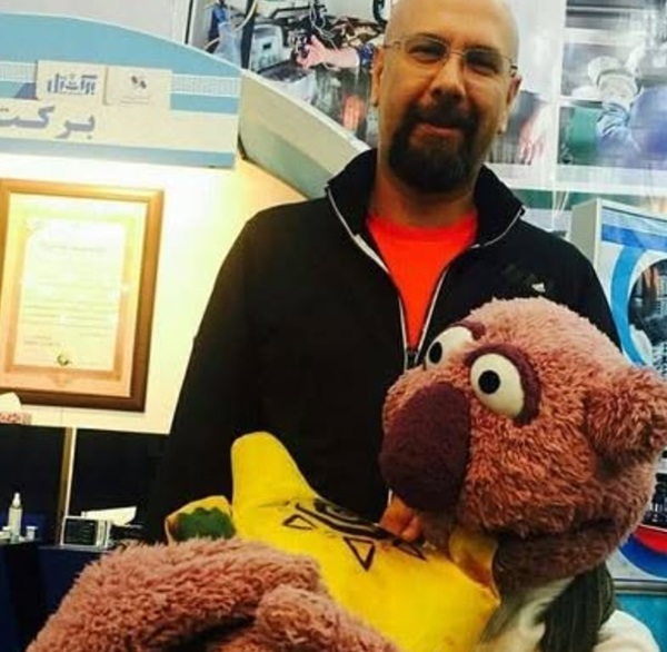 محمد بحرانی در کنار عروسک جناب خان