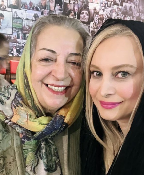 مریم کاویانی در کنار طرفدارانش