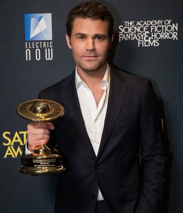 پل وسلی در حال گرفتن جایزه