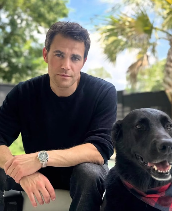 پل وسلی در کنار سگش